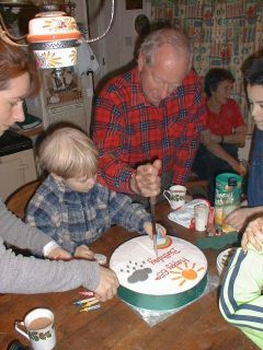 Dad's Birthday cake 05 (Callum).jpg (21756 bytes)