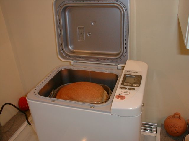 The first loaf from Gareths bread maker 01.jpg (370517 bytes)