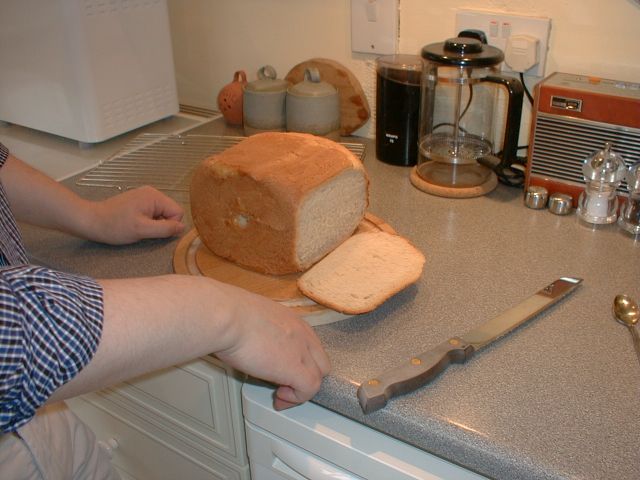 The first loaf from Gareths bread maker 06.jpg (383111 bytes)
